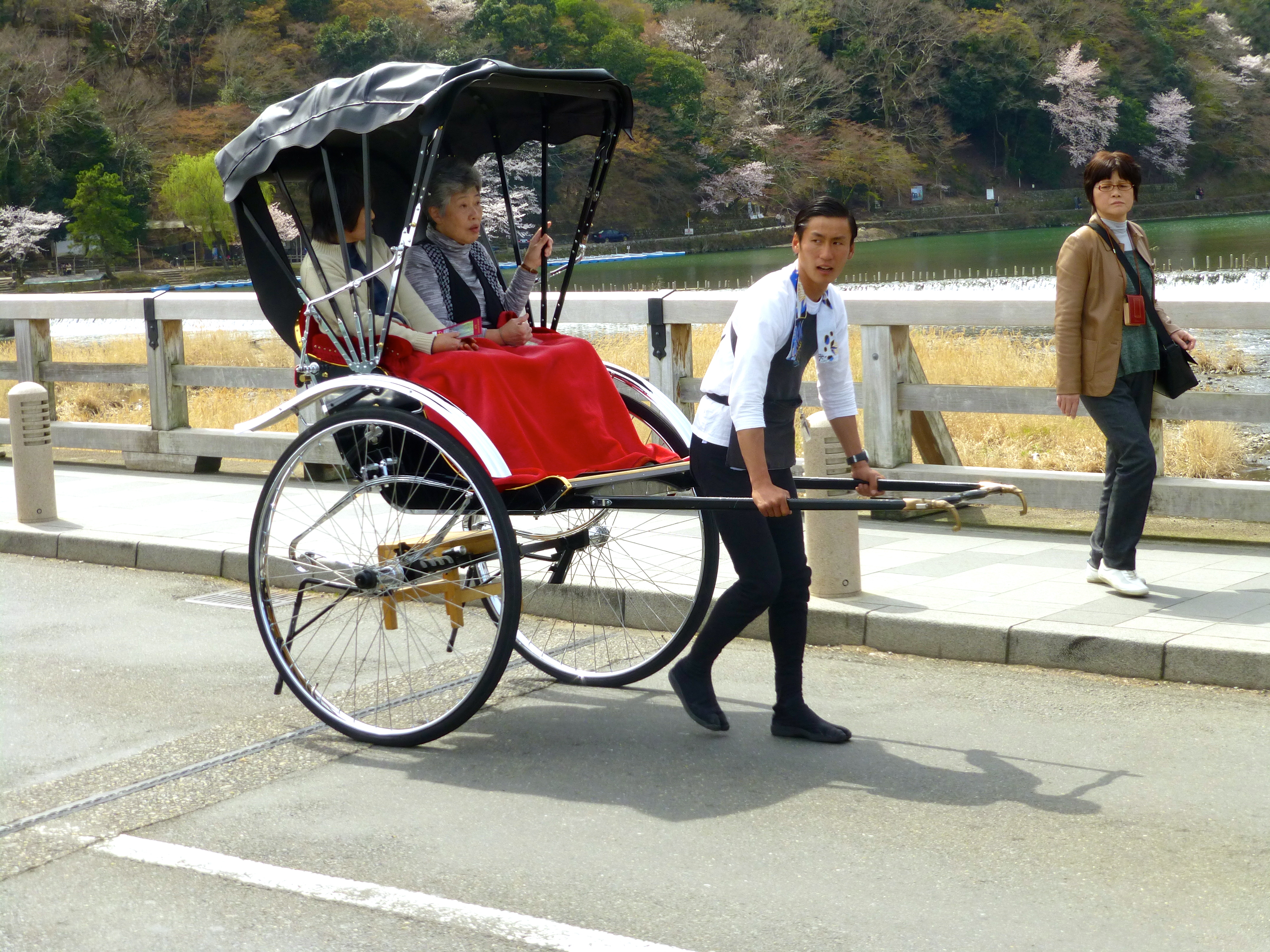 Как раньше в народе называли двухколесную повозку. Рикша 1995. Рикша повозка японская. Рикша древний Китай. Рикша в Китае.